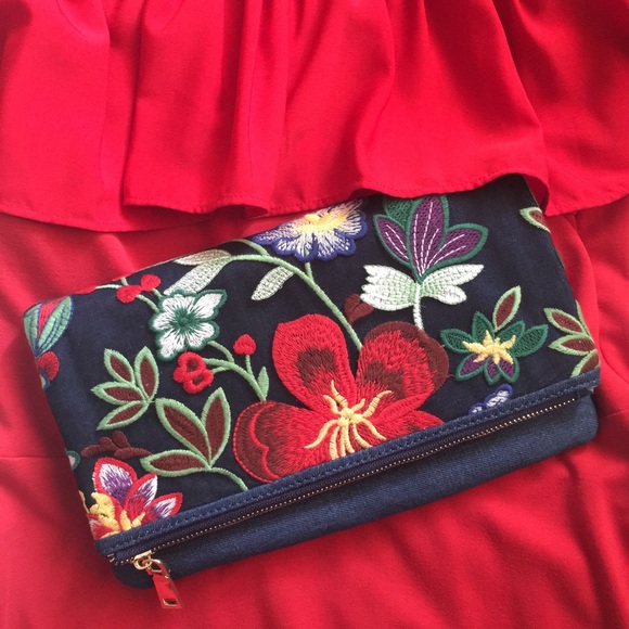 GIA Floral Embroidery Clutch Bag - Picture 4 of 5